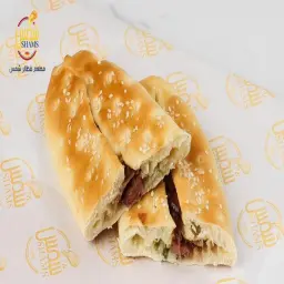 فطيرة نقانق كاتشب مايونيز